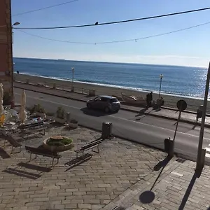 Piazza Buccelli A 10 Mt Dal Mare Varazze